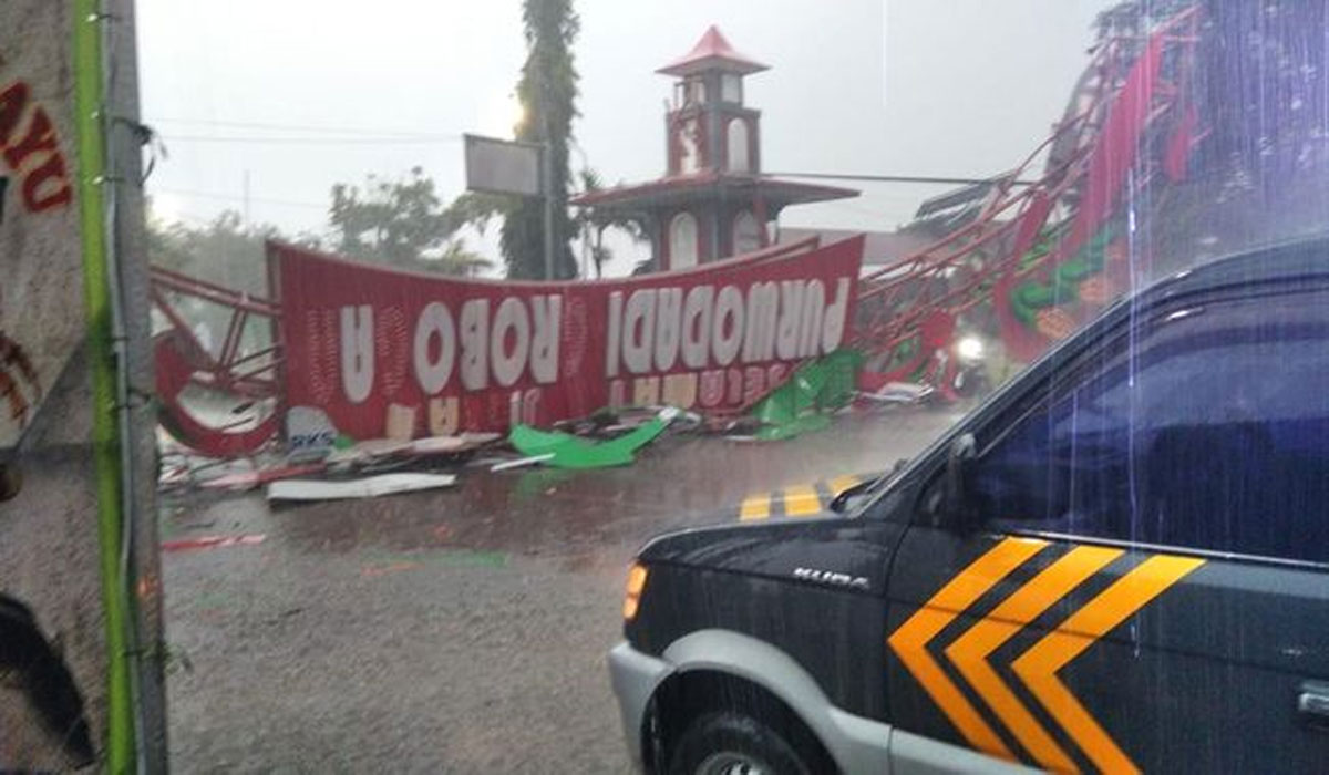 Mengejutkan! Angin Kencang Hantam Purwodadi, Gapura Selamat Datang Ambruk