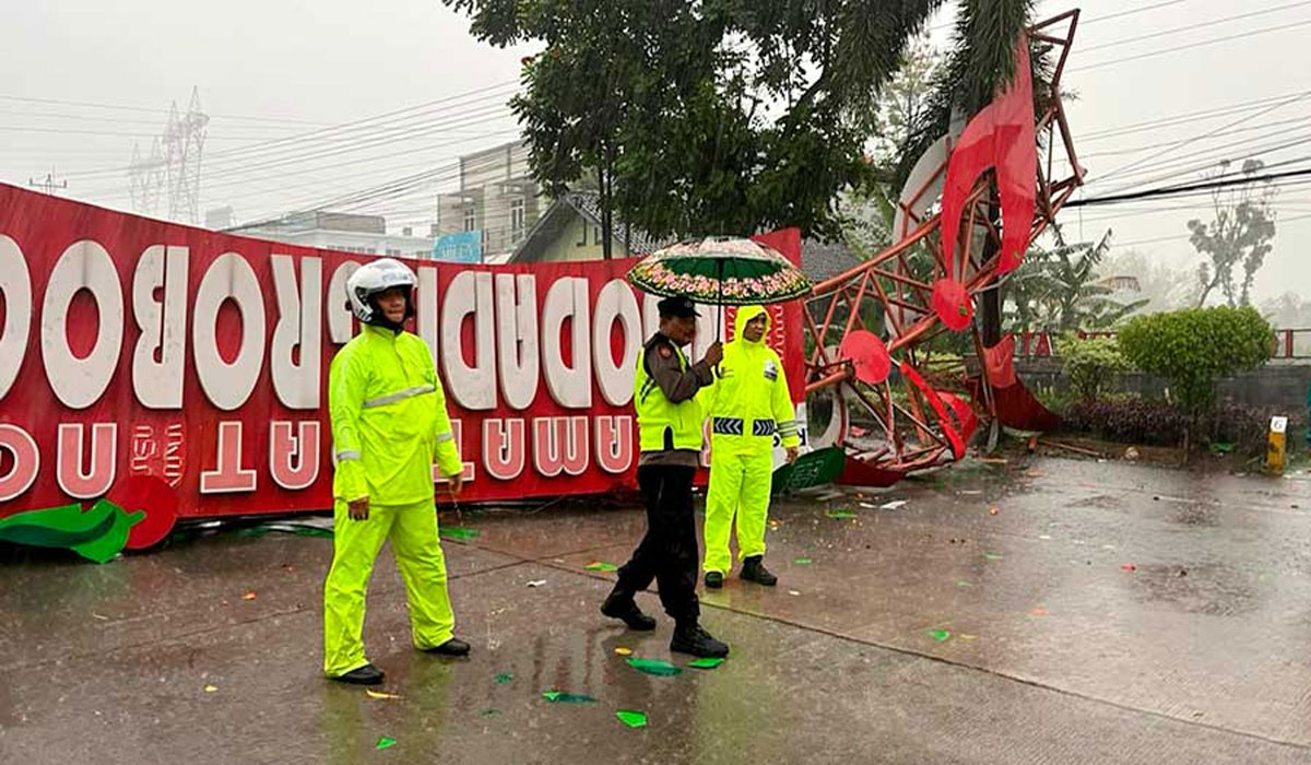 Mengejutkan! Angin Kencang Hantam Purwodadi, Gapura Selamat Datang Ambruk Mengejutkan! Angin Kencang Hantam Purwodadi, Gapura Selamat Datang Ambruk