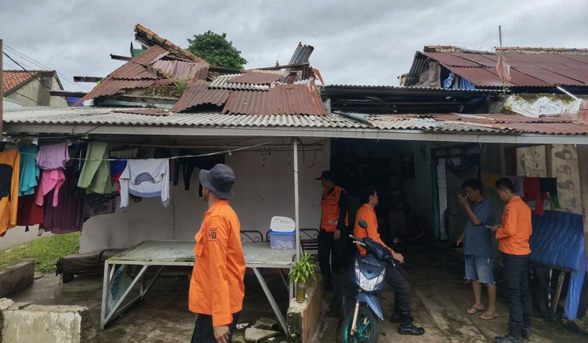 Tragis! Hujan Deras Hancurkan 3 Rumah di Bogor, Atap dan Dinding Roboh Mendadak