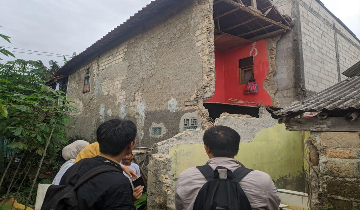 Tragis! Hujan Deras Hancurkan 3 Rumah di Bogor, Atap dan Dinding Roboh Mendadak