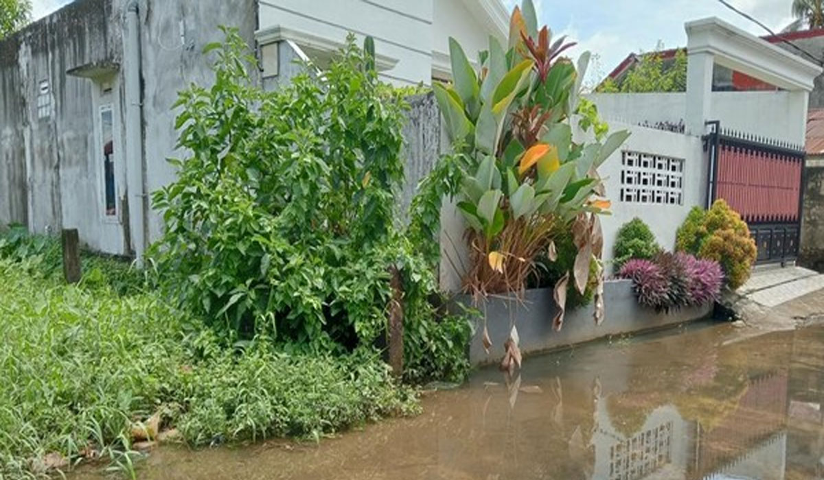 Banjir Rendam Pemukiman Warga Srijaya Palembang, Genangan Air Belum Surut Banjir Rendam Pemukiman Warga Srijaya Palembang, Genangan Air Belum Surut
