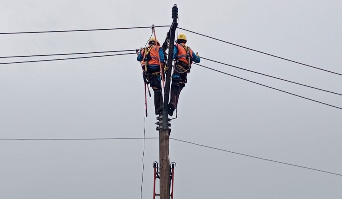 Mencekam! Cuaca Ekstrem Hujan Disertai Petir Picu Kebakaran Jaringan Listrik di Desa Benda
